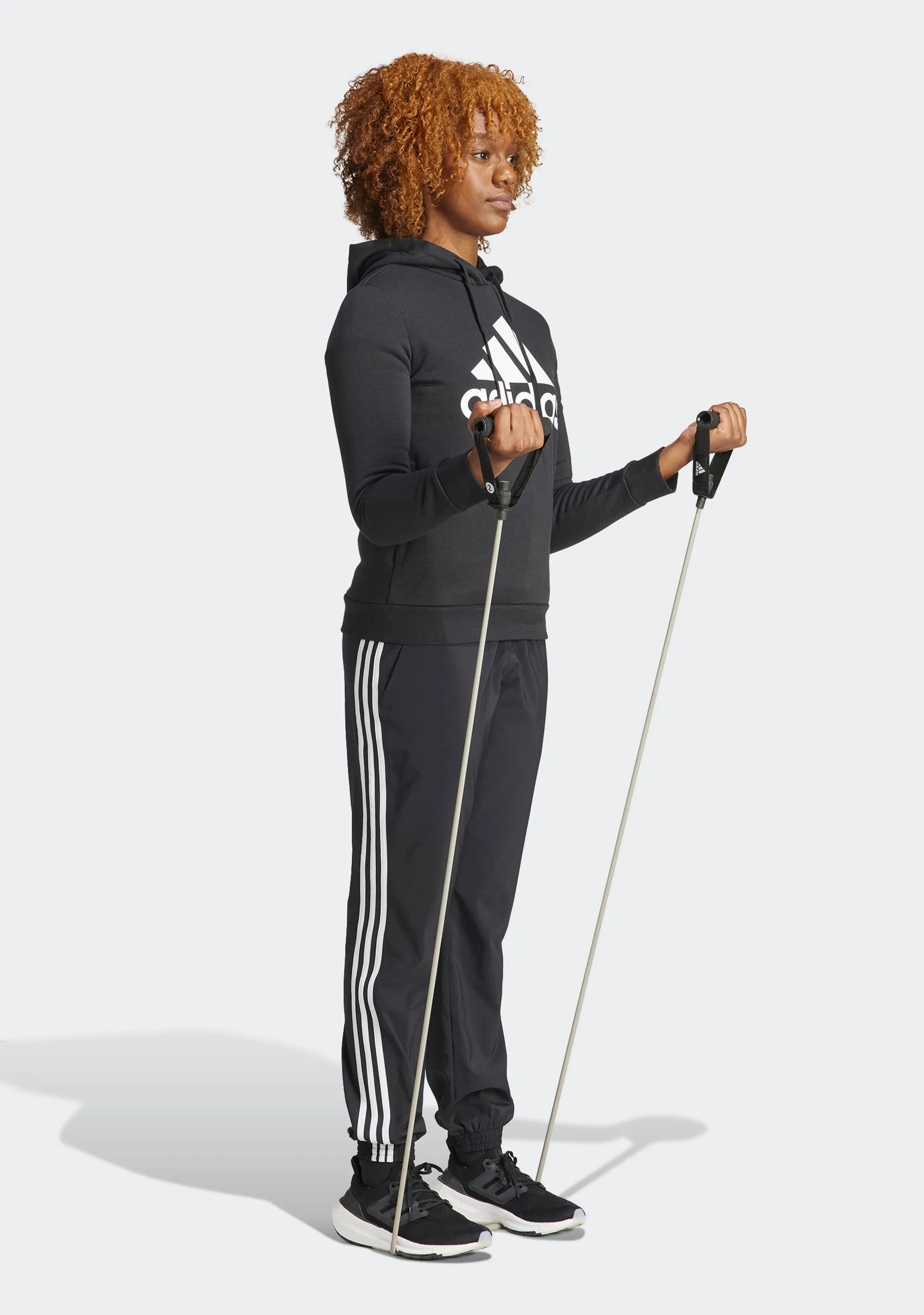 Adidas Damen Essentials Relaxed Logo Hoodie Schwarz