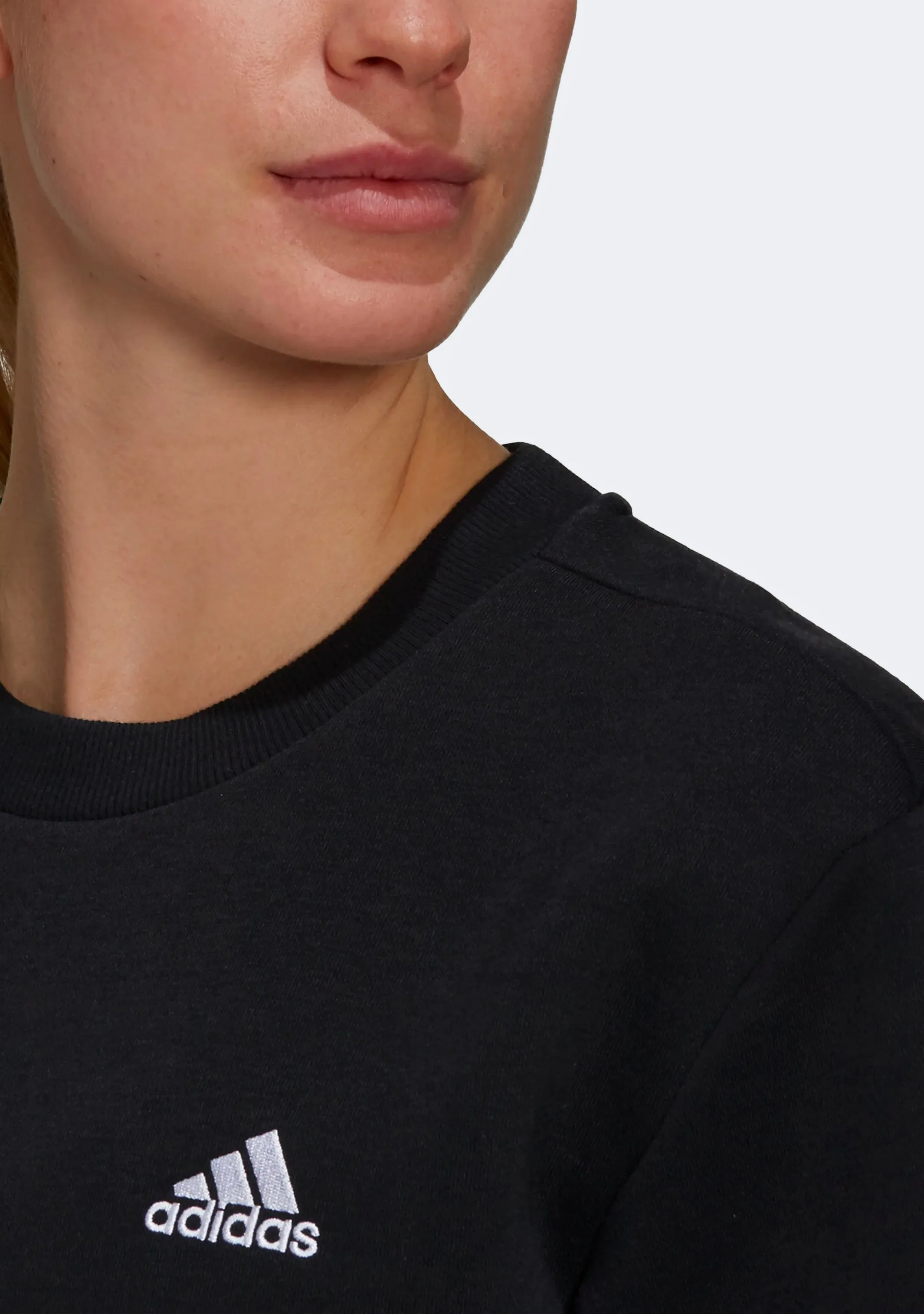 Adidas Damen Essentials Sweatshirt mit kleinem Logo und Crop-Schnitt