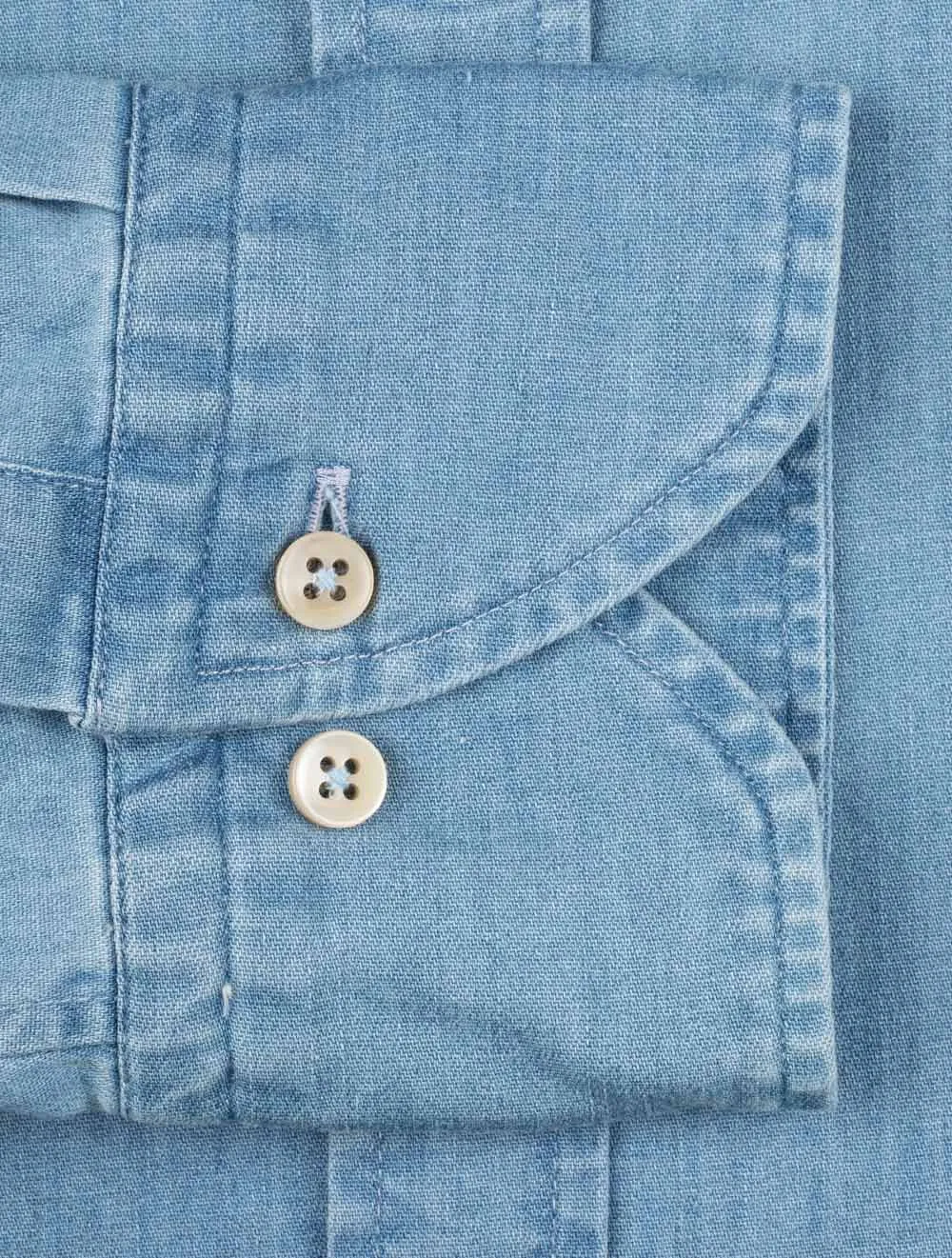 Passendes gewaschenes Denim-Hemd Blau