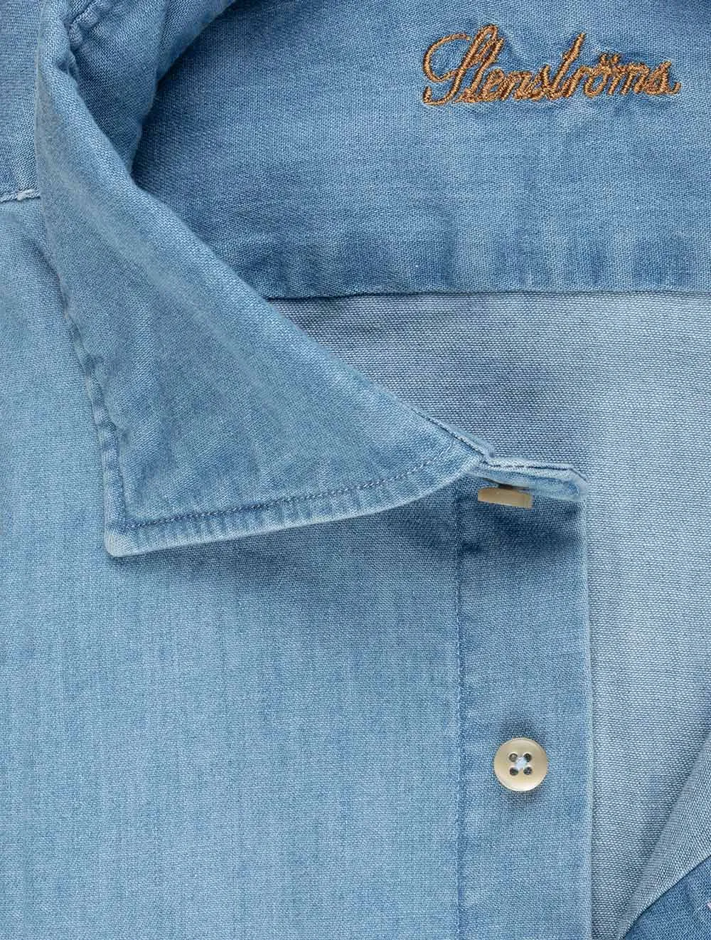 Passendes gewaschenes Denim-Hemd Blau