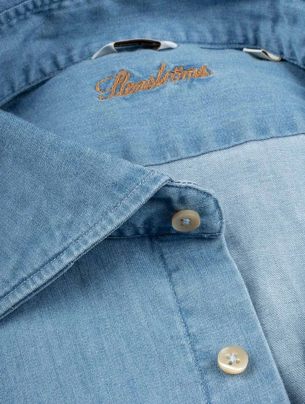 Passendes gewaschenes Denim-Hemd Blau