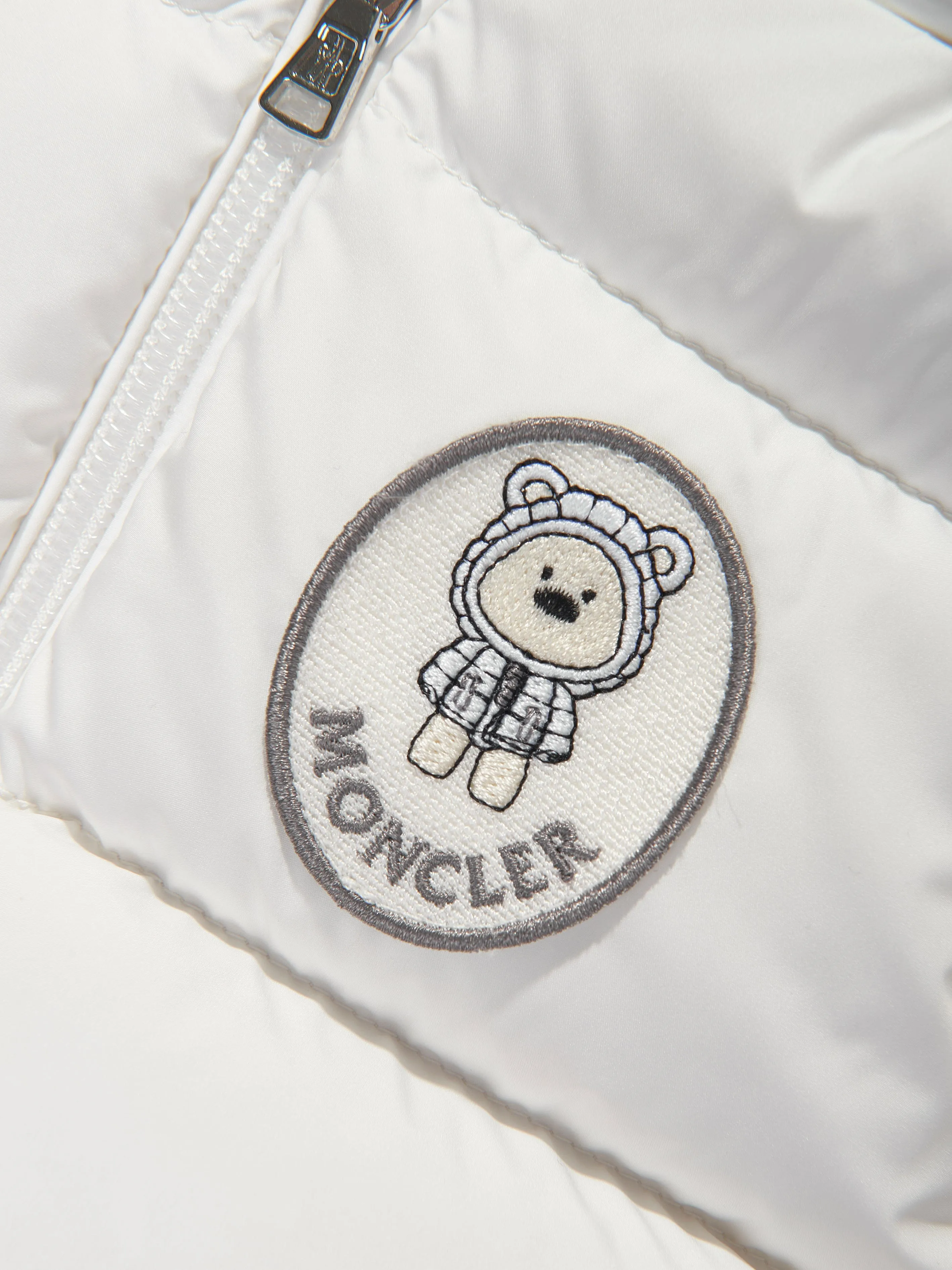 Moncler Enfant Baby Daunengefütterte Sanyu Jacke in Weiß