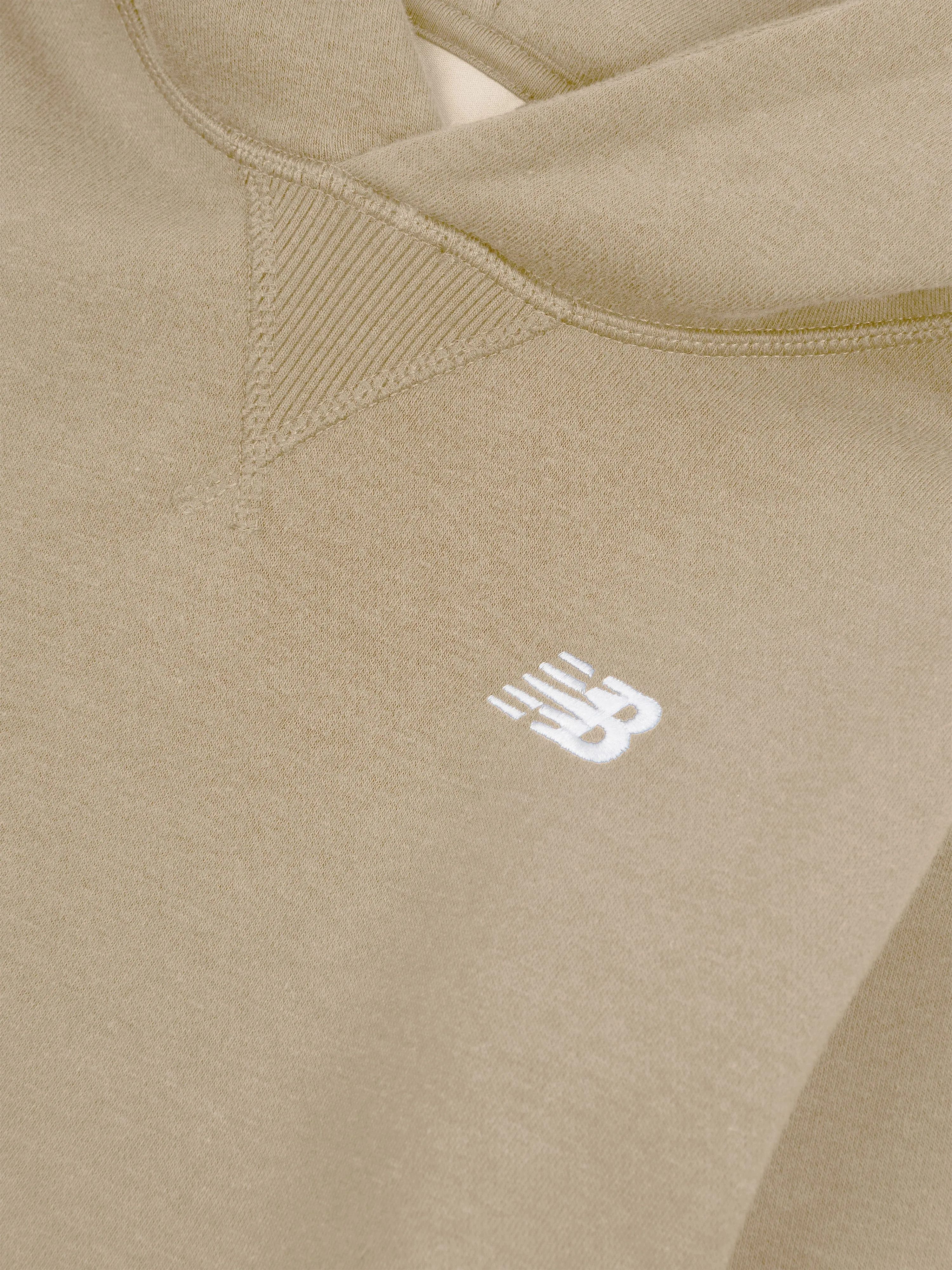 New Balance Jungen Brush Back Kapuzenpullover mit kleinem Logo in Beige