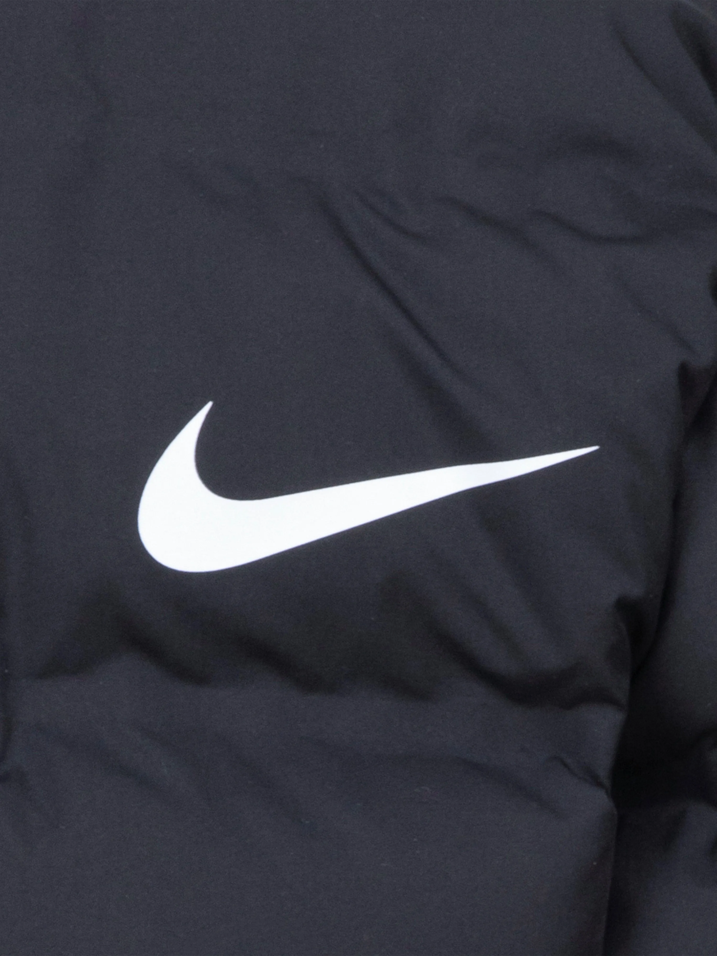 Nike Kids Wrap Swoosh Debossed Steppjacke in Schwarz