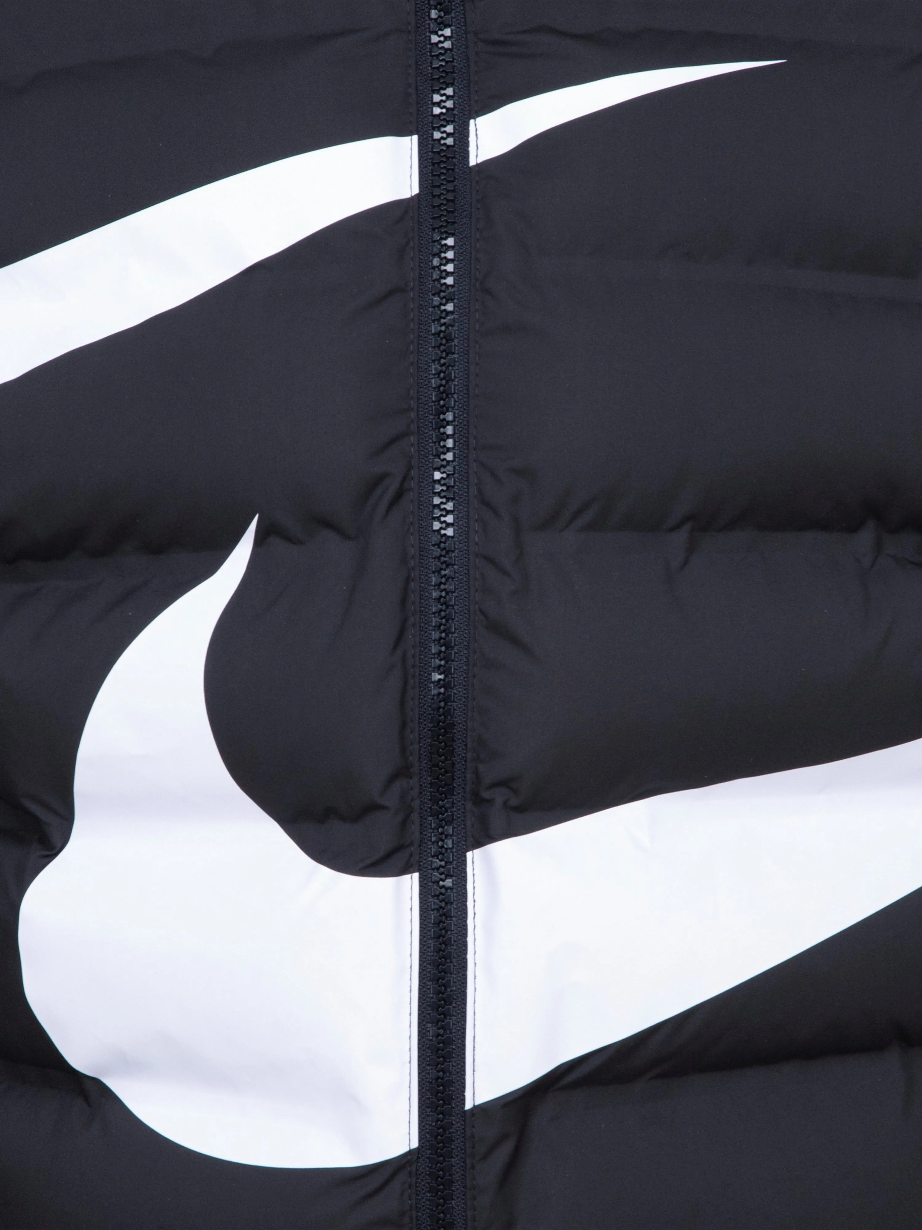 Nike Kids Wrap Swoosh Debossed Steppjacke in Schwarz