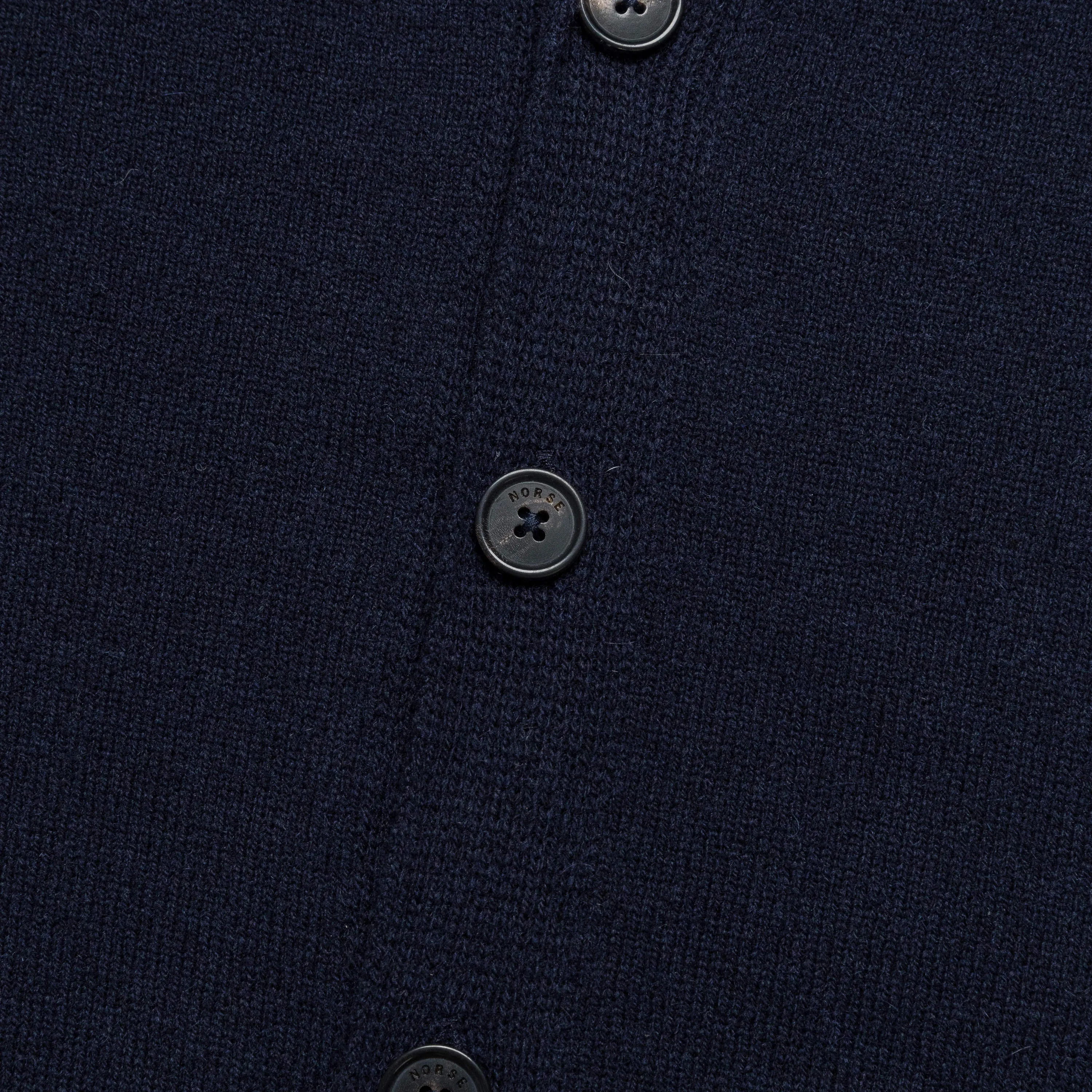 Norse Projects Kleidung Standard Merino Lambswool Cardigan - Dunkelblau