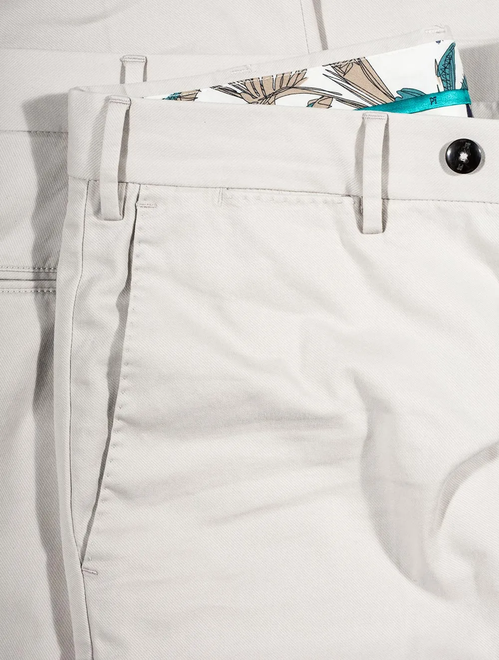Schlanke Köper-Navy-Chinos in Putty